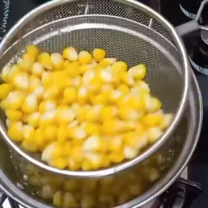 Bước 2 Luộc sơ bắp và ốc hương Ốc hương xào bơ bắp