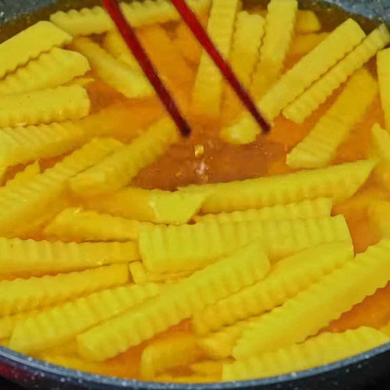 Bước 3 Luộc sơ khoai tây với bột nghệ Khoai tây chiên giòn lâu