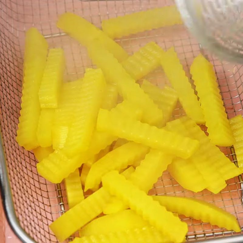 Bước 3 Luộc sơ khoai tây với bột nghệ Khoai tây chiên giòn lâu