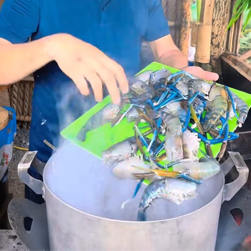 Bước 3 Luộc sơ tôm càng Tôm càng xanh rang muối