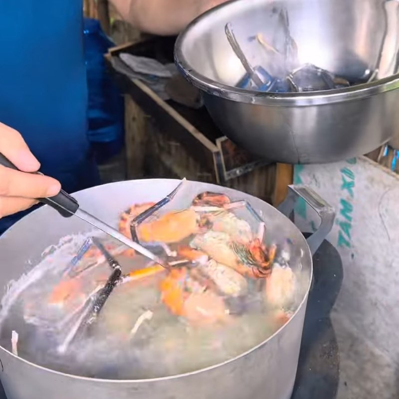 Bước 3 Luộc sơ tôm càng Tôm càng xanh rang muối