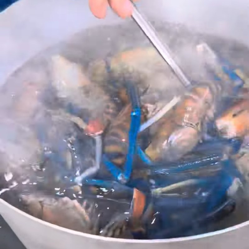 Bước 3 Luộc sơ tôm càng Tôm càng xanh rang muối