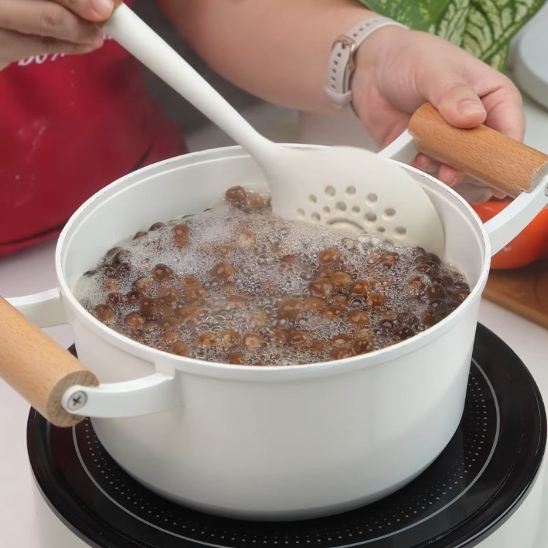 Bước 1 Luộc và rim trân châu đường đen chuẩn vị Milo dầm