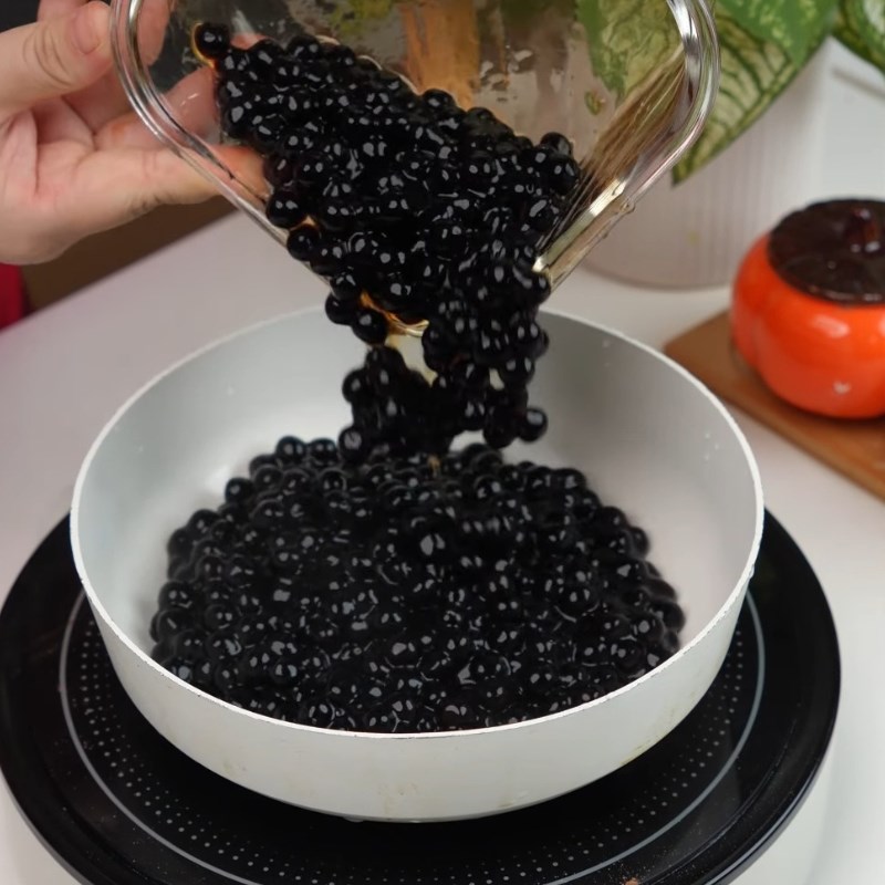 Bước 1 Luộc và rim trân châu đường đen chuẩn vị Milo dầm