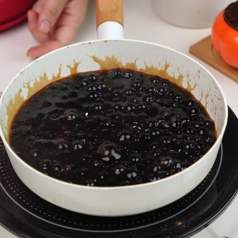 Bước 1 Luộc và rim trân châu đường đen chuẩn vị Milo dầm