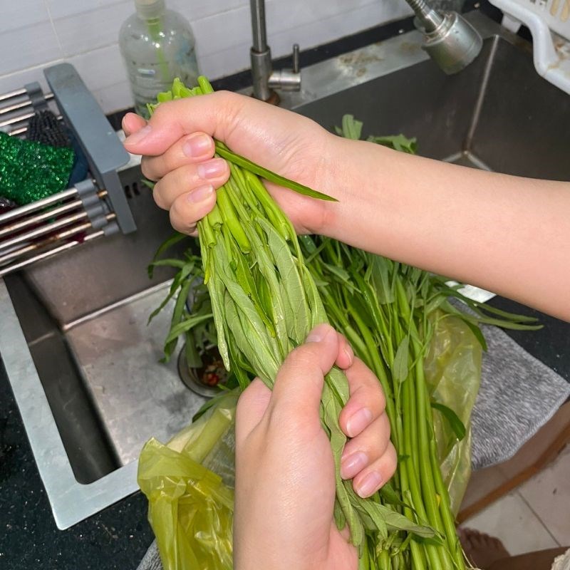 Bước 3 Mẹo nhặt rau muống để xào không bị nhũn Nhặt rau muống để xào
