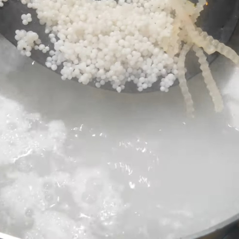 Bước 3 Nấu bột báng, bột khoai và củ quả Chè kiểm