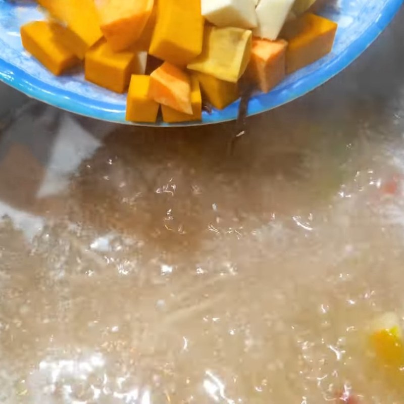 Bước 3 Nấu bột báng, bột khoai và củ quả Chè kiểm