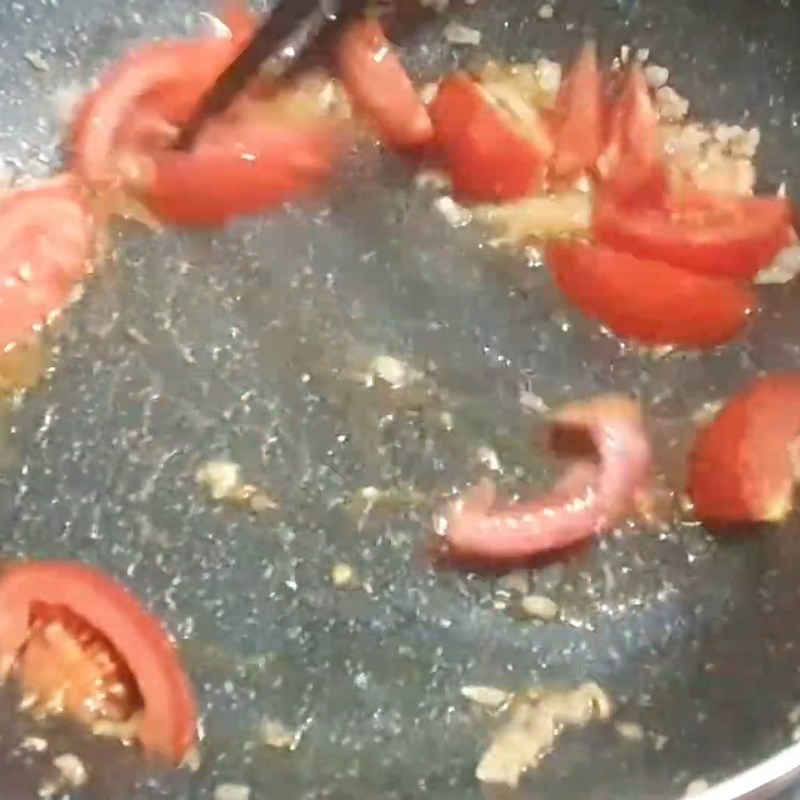 Bước 3 Nấu nước canh chua Cá chép giòn nấu canh chua