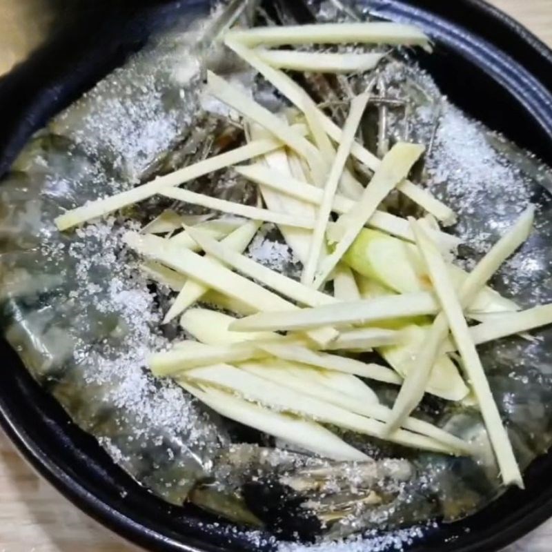 Bước 3 Nêm gia vị và thêm nước Tôm hấp sả gừng