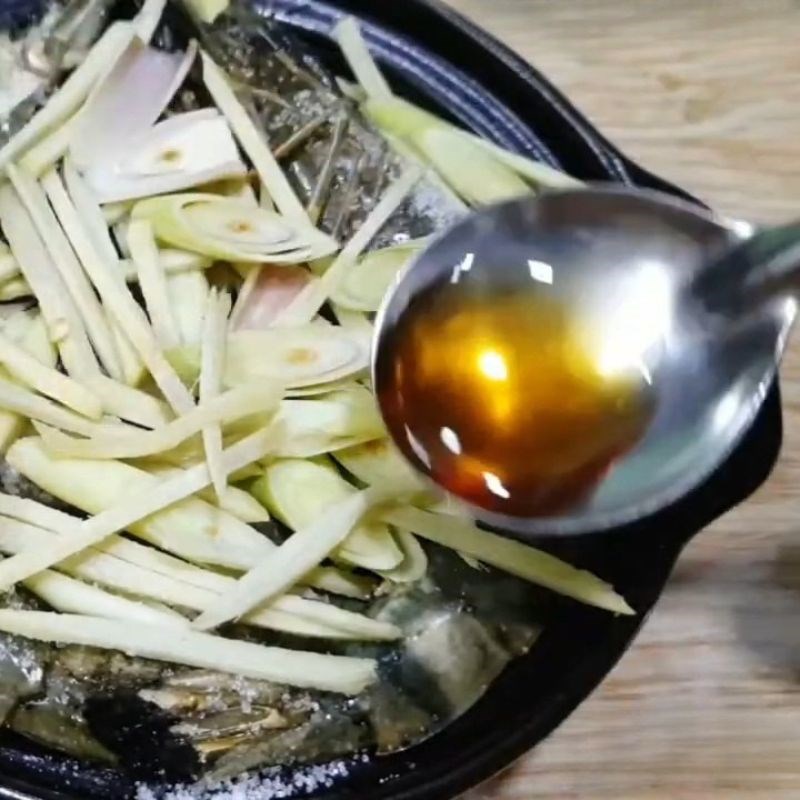 Bước 3 Nêm gia vị và thêm nước Tôm hấp sả gừng