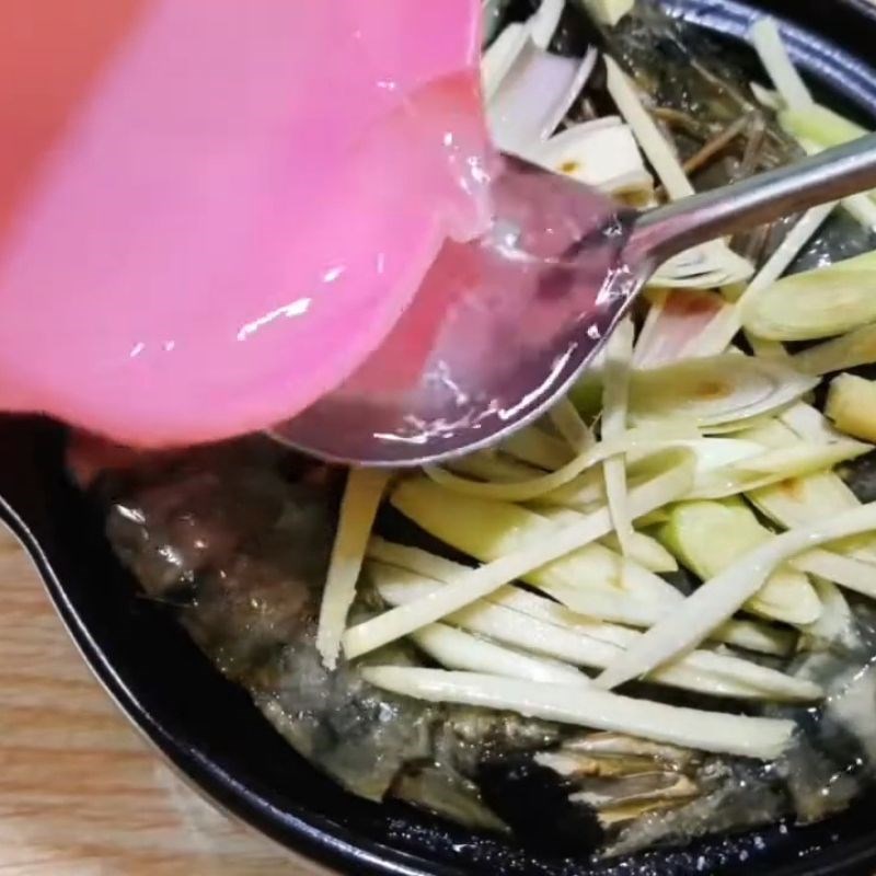 Bước 3 Nêm gia vị và thêm nước Tôm hấp sả gừng