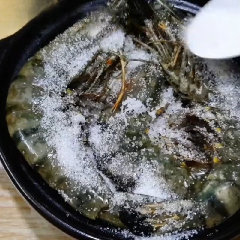 Bước 3 Nêm gia vị và thêm nước Tôm hấp sả gừng