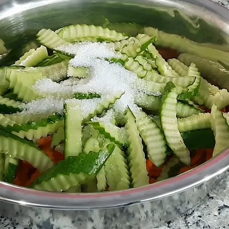 Bước 2 Ngâm dưa leo và cà rốt Nộm giò lụa dưa chuột