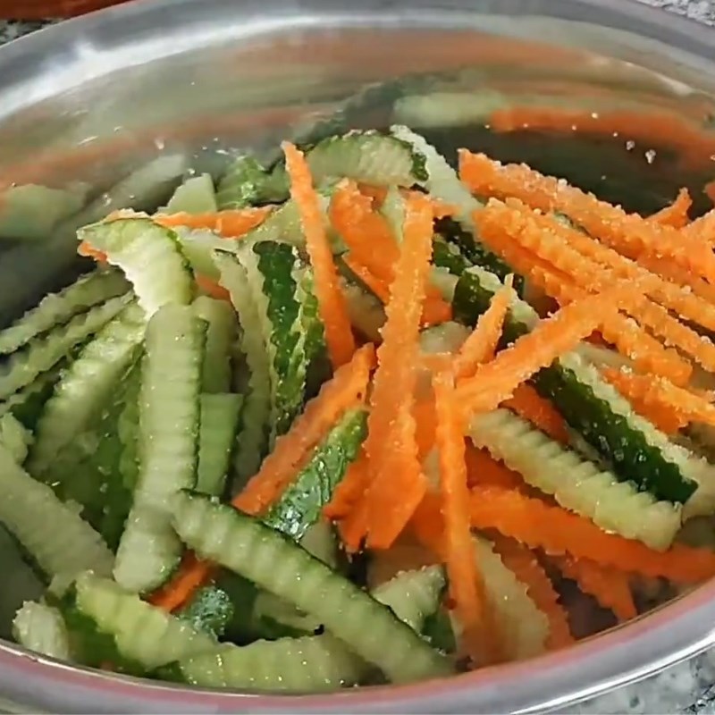 Bước 2 Ngâm dưa leo và cà rốt Nộm giò lụa dưa chuột