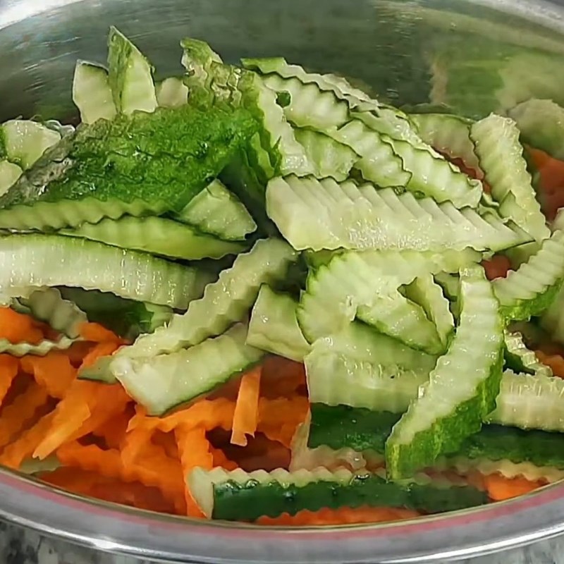 Bước 2 Ngâm dưa leo và cà rốt Nộm giò lụa dưa chuột
