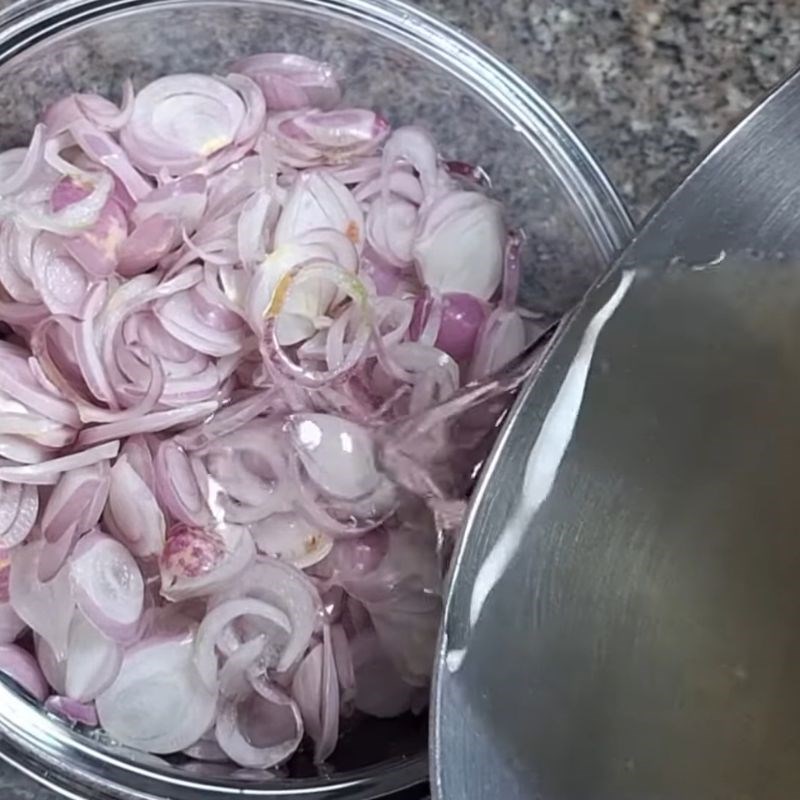 Bước 4 Ngâm hành Hành tím thái lát ngâm ăn liền