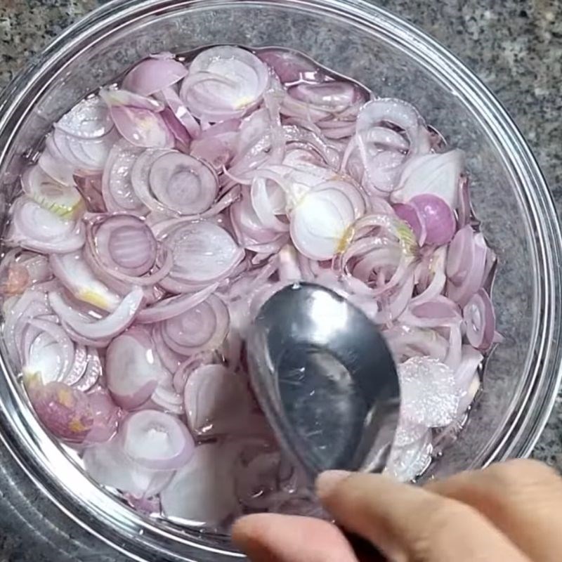 Bước 4 Ngâm hành Hành tím thái lát ngâm ăn liền