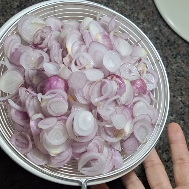 Bước 4 Ngâm hành Hành tím thái lát ngâm ăn liền