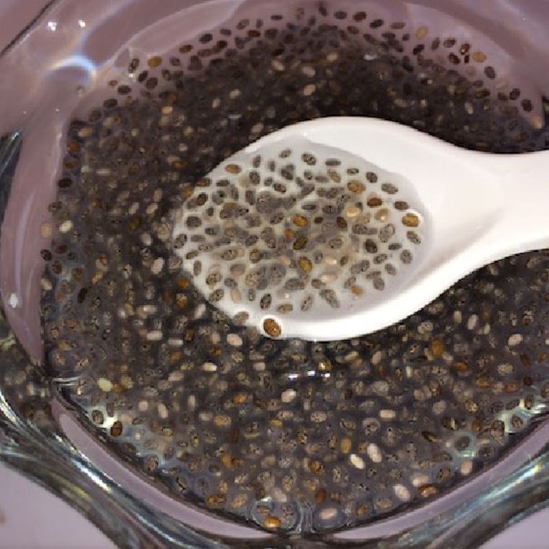Bước 1 Ngâm hạt chia nở mềm Nước cam mật ong