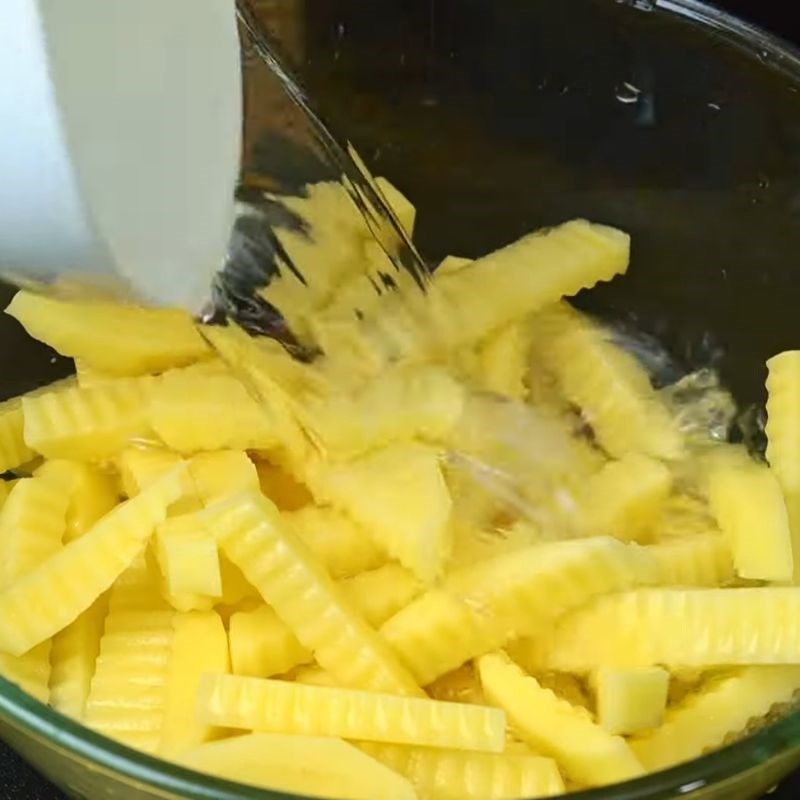 Bước 2 Ngâm khoai loại bỏ tinh bột Khoai tây chiên giòn lâu