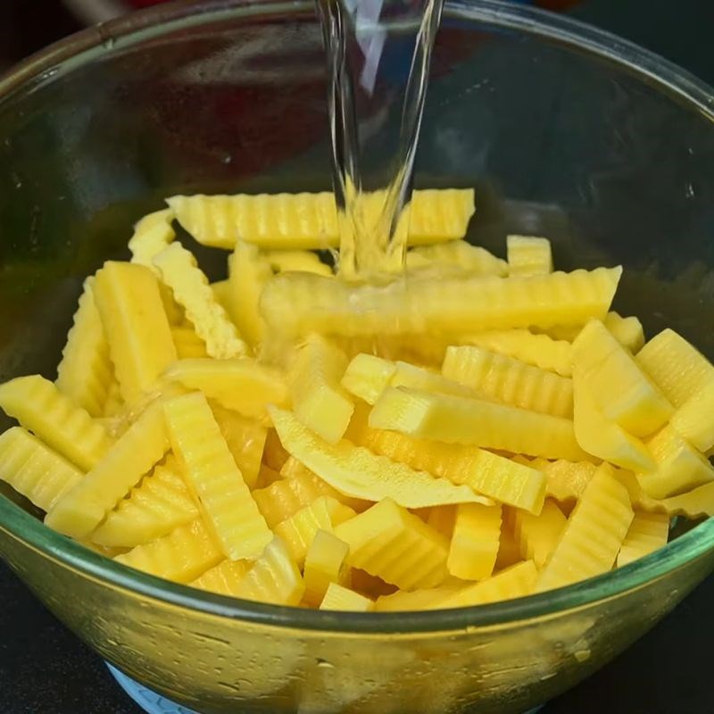 Bước 2 Ngâm khoai loại bỏ tinh bột Khoai tây chiên giòn lâu