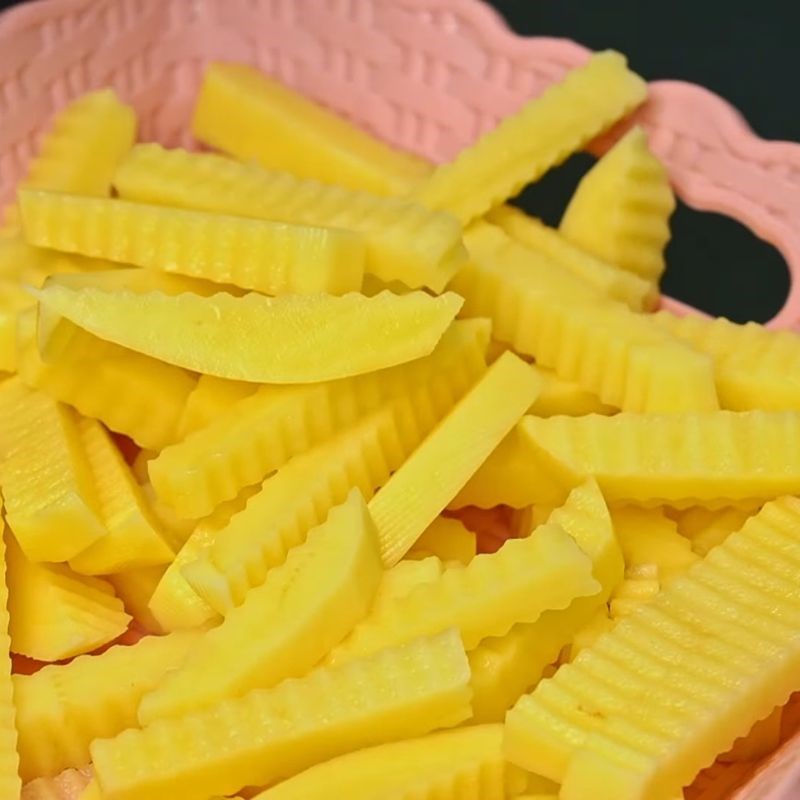 Bước 2 Ngâm khoai loại bỏ tinh bột Khoai tây chiên giòn lâu