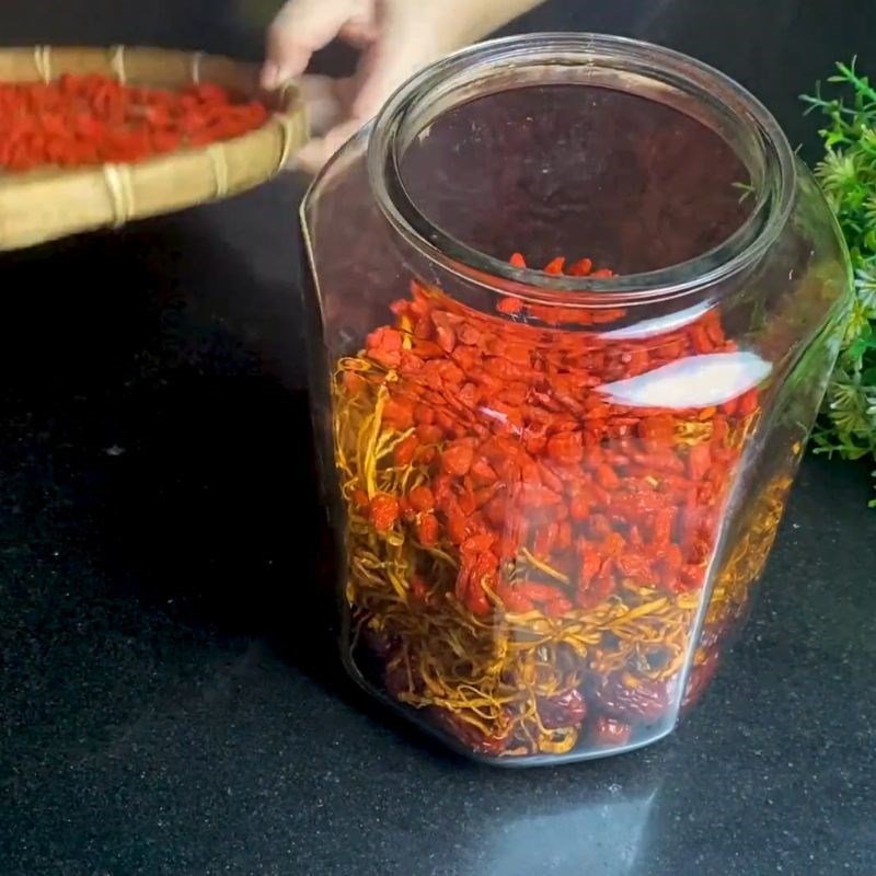 Bước 3 Ngâm rượu táo đỏ kỷ tử đông trùng hạ thảo Kỷ tử ngâm rượu