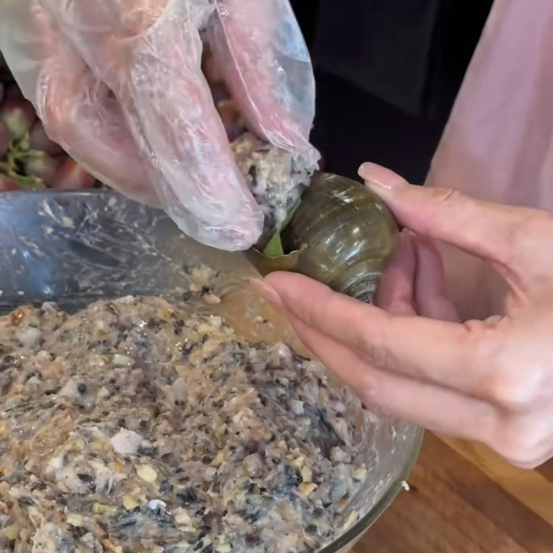 Bước 3 Nhồi ốc Ốc hấp lá gừng