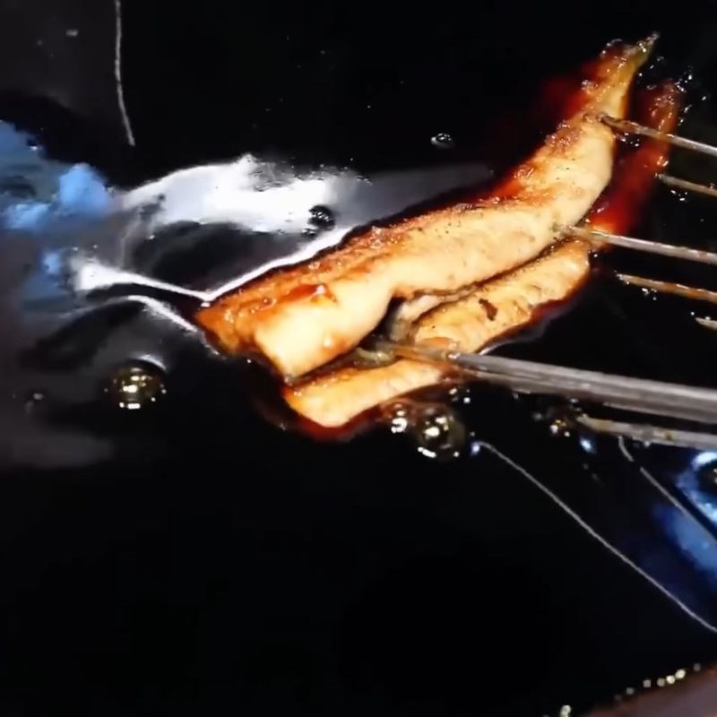 Bước 4 Nhúng lươn vào sốt Lươn nhật nướng