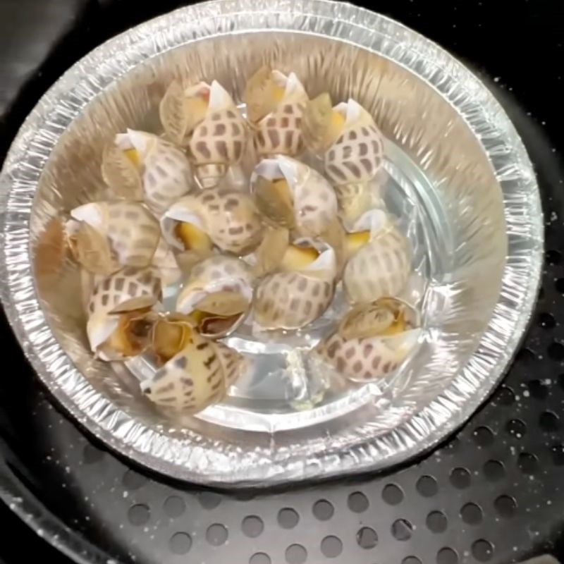 Bước 2 Nướng ốc hương bằng nồi chiên không dầu Ốc hương nướng bằng nồi chiên không