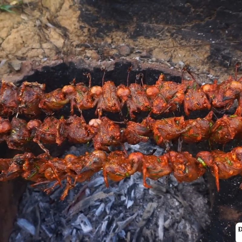 Bước 4 Nướng/Quay chim sẻ trên than hoa (hoặc lò nướng) Chim sẻ quay