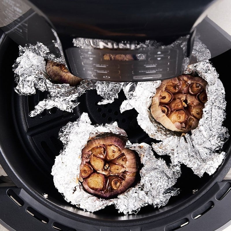 Bước 2 Nướng tỏi bằng nồi chiên không dầu Tỏi nướng