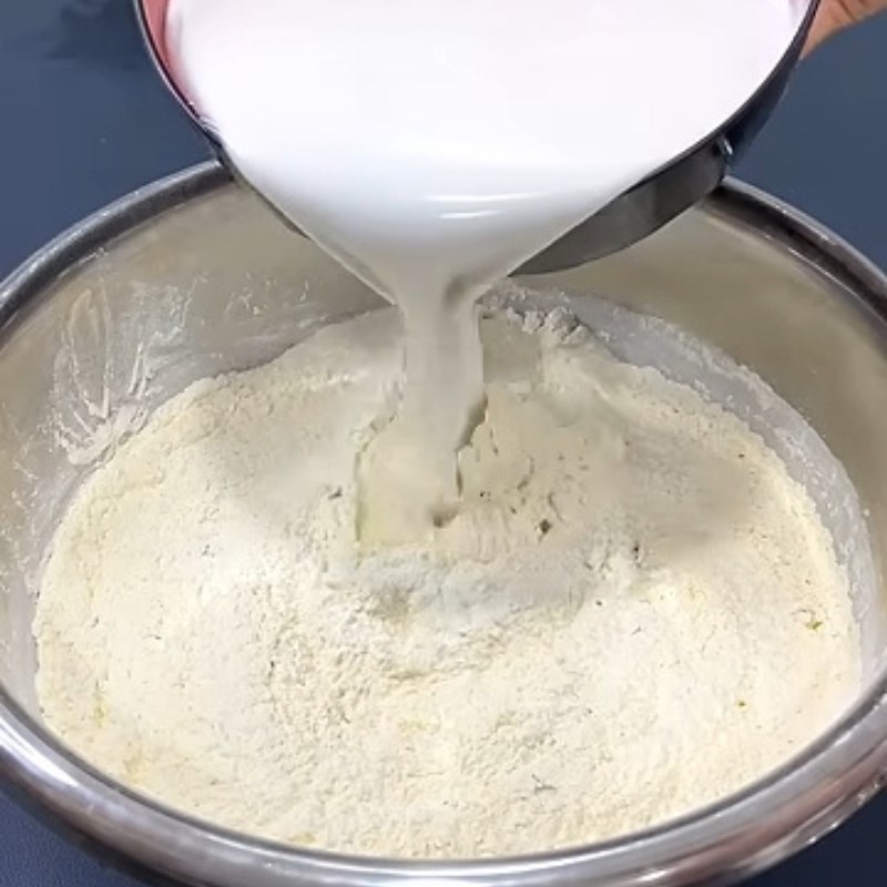 Bước 1 Pha bột bánh xèo giòn rụm Pha bột bánh xèo với bia