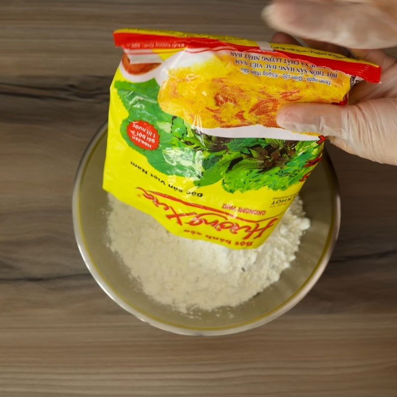 Bước 1 Cách pha bột bánh xèo giòn lâu chuẩn vị Pha bột bánh xèo với nước đá