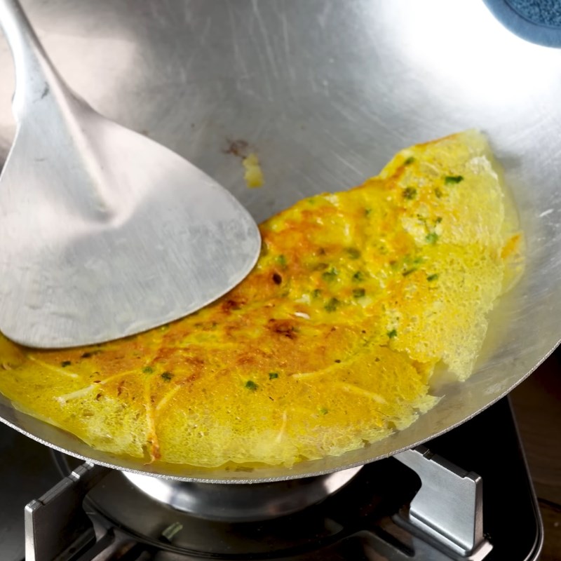 Bước 2 Tráng bánh xèo vàng ươm, giòn rụm Pha bột bánh xèo với nước đá