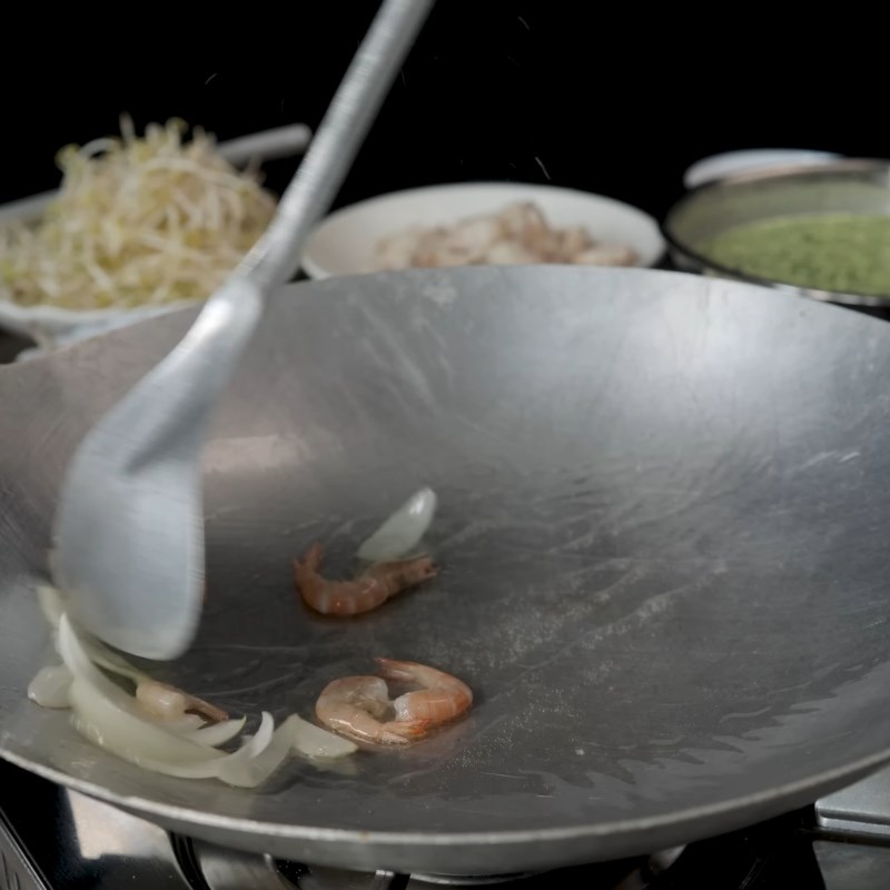 Bước 2 Tráng bánh xèo vàng ươm, giòn rụm Pha bột bánh xèo với nước đá