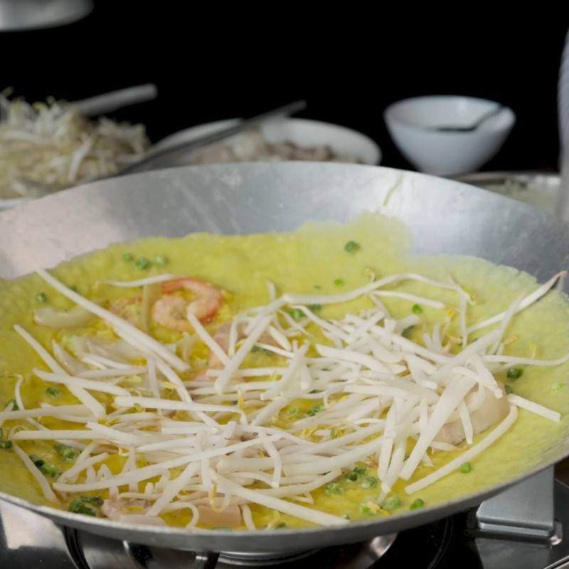 Bước 2 Tráng bánh xèo vàng ươm, giòn rụm Pha bột bánh xèo với nước đá