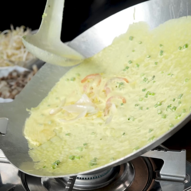 Bước 2 Tráng bánh xèo vàng ươm, giòn rụm Pha bột bánh xèo với nước đá