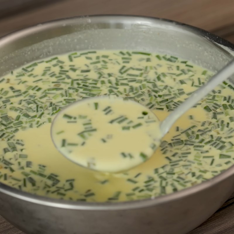 Bước 1 Cách pha bột bánh xèo giòn lâu chuẩn vị Pha bột bánh xèo với nước đá