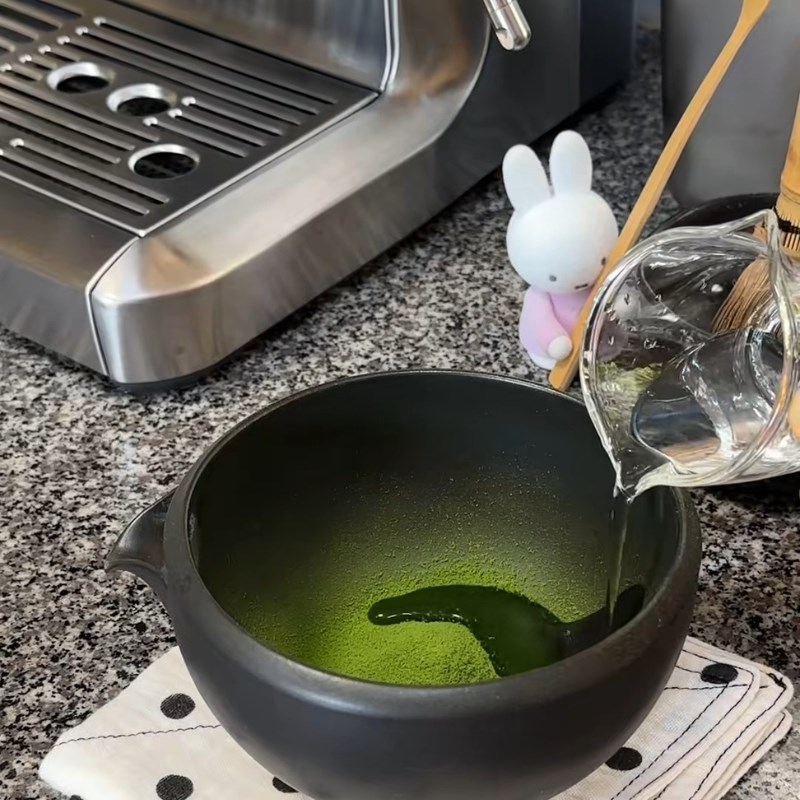 Bước 1 Pha bột trà xanh (matcha) Matcha sữa tươi