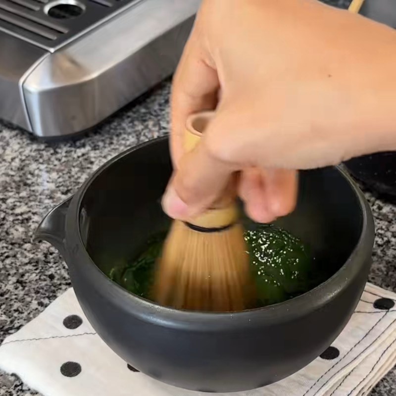 Bước 1 Pha bột trà xanh (matcha) Matcha sữa tươi