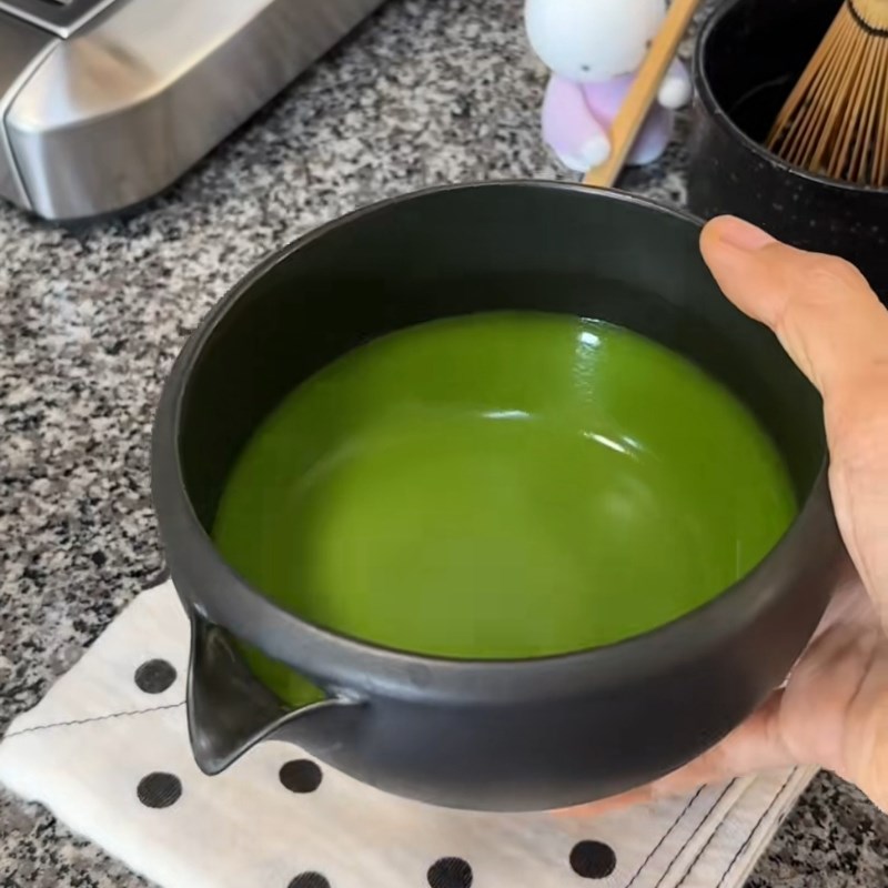 Bước 1 Pha bột trà xanh (matcha) Matcha sữa tươi