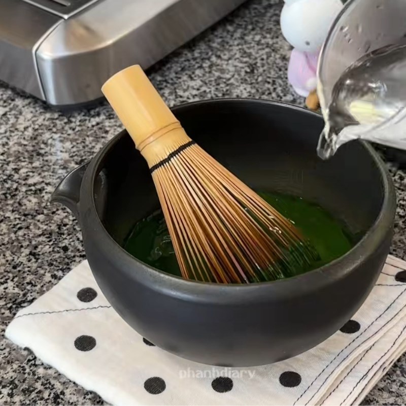 Bước 1 Pha bột trà xanh (matcha) Matcha sữa tươi