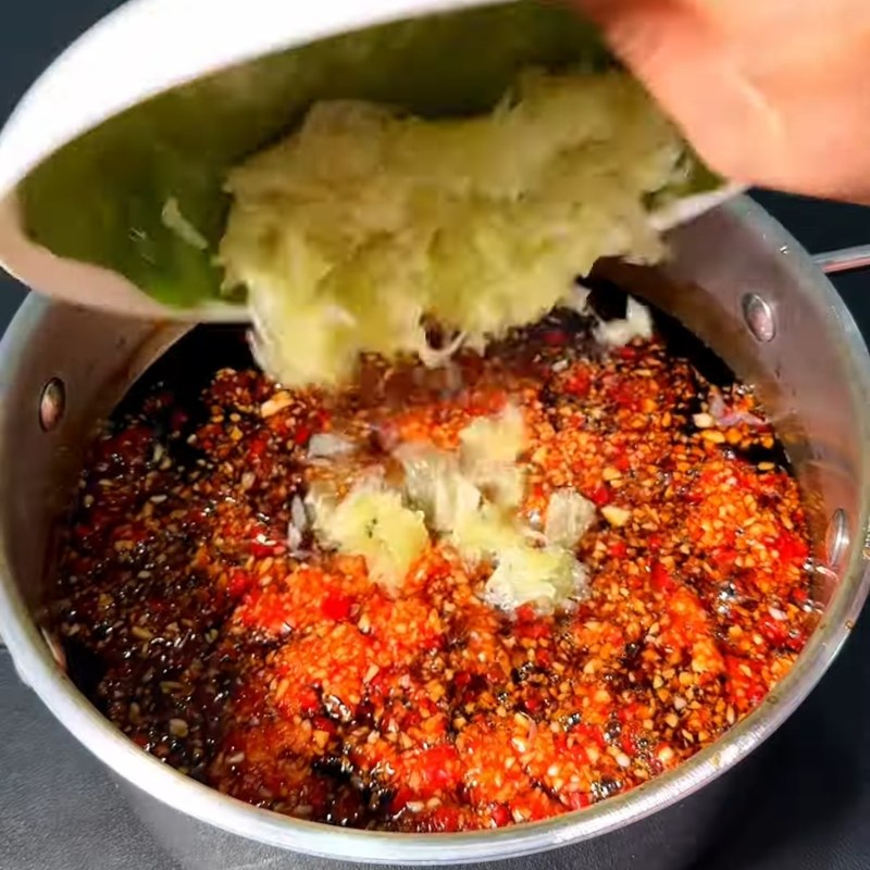 Bước 3 Pha chế nước tương tỏi ớt ăn bún Nước tương tỏi ớt