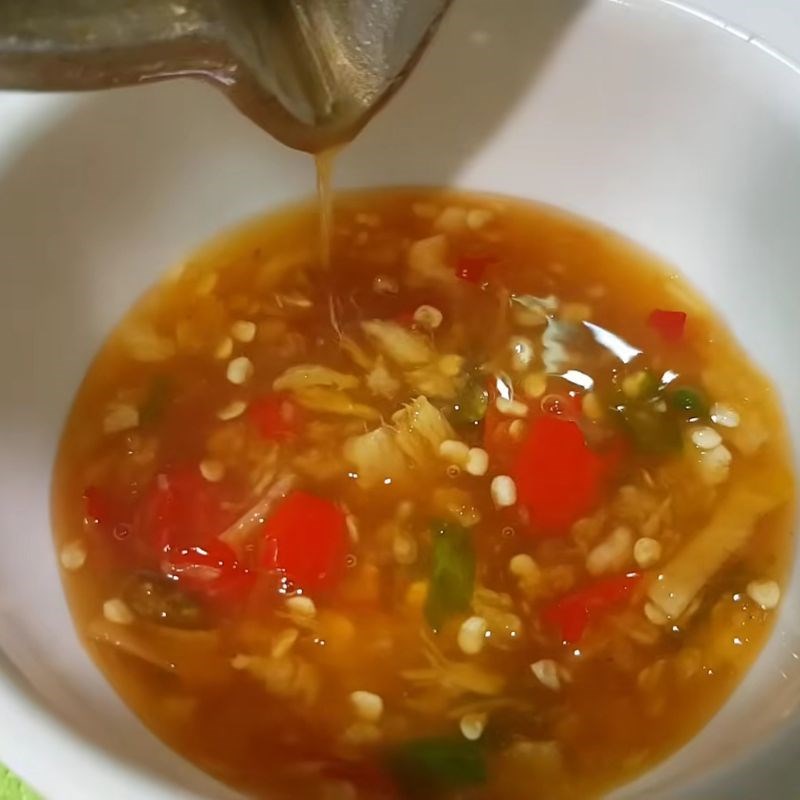 Bước 5 Pha nước mắm chấm chua cay đậm đà Cá lóc hấp cuốn bánh tráng