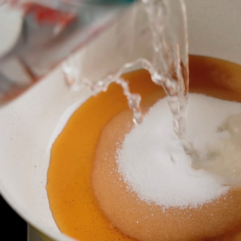 Bước 1 Pha nước ngâm Ba rọi ngâm nước mắm