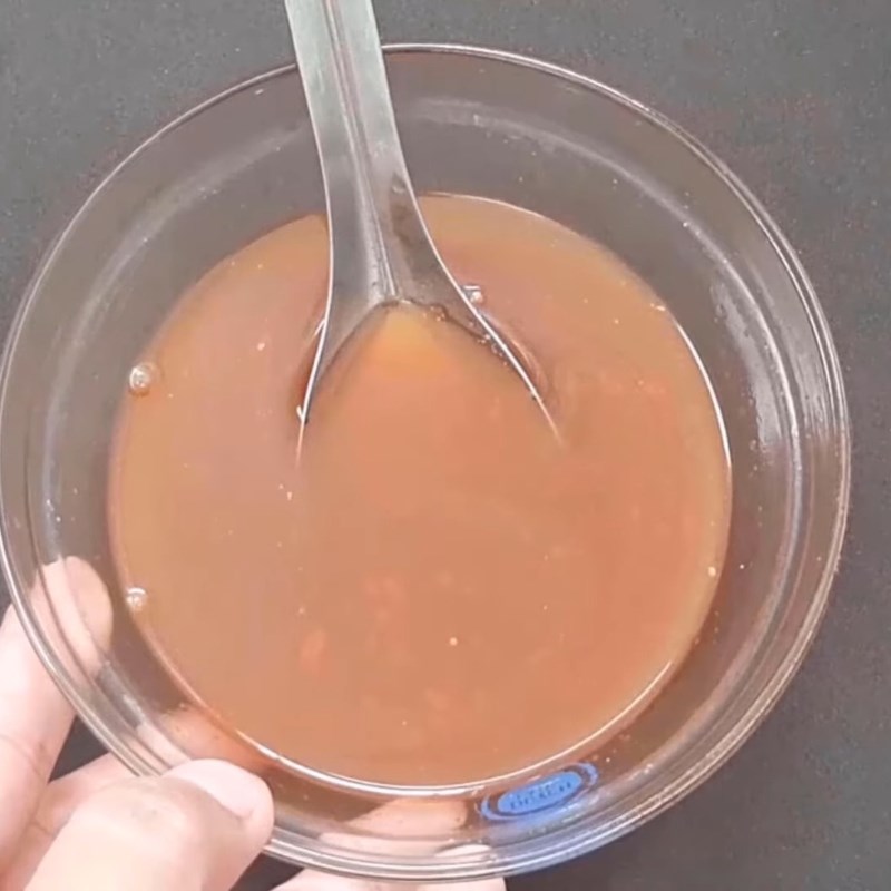 Bước 3 Pha nước sốt mắm đậm đà Mực trứng chiên nước mắm