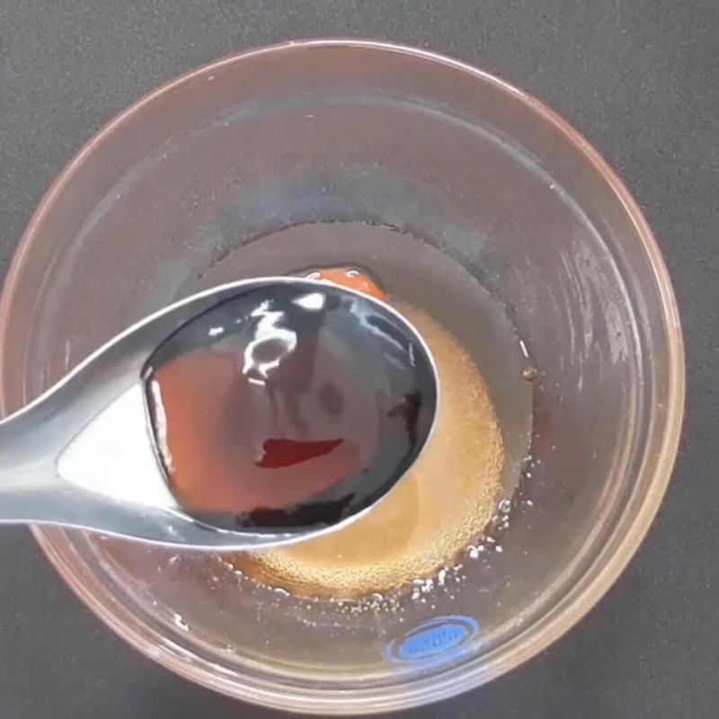 Bước 3 Pha nước sốt mắm đậm đà Mực trứng chiên nước mắm