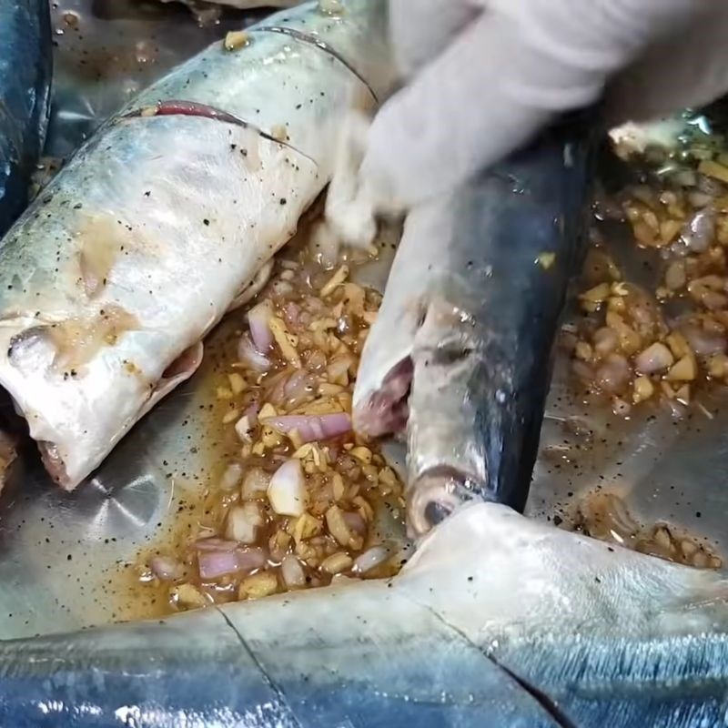 Bước 3 Pha nước sốt và ướp cá nục hấp chuẩn vị Ướp cá hấp